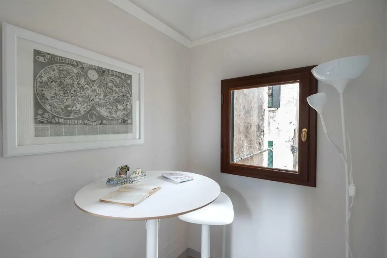 Apartment Ponte Raspi Canal View Veneza