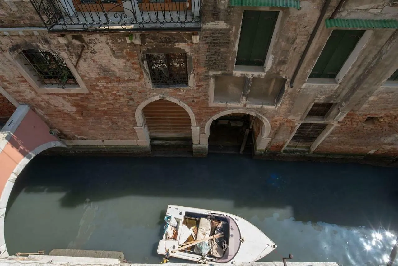 Apartment Ponte Raspi Canal View Veneza