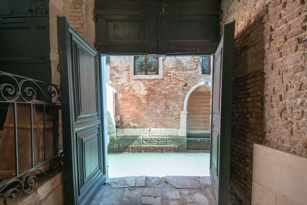 Apartment Ponte Raspi Canal View Venezia Italia